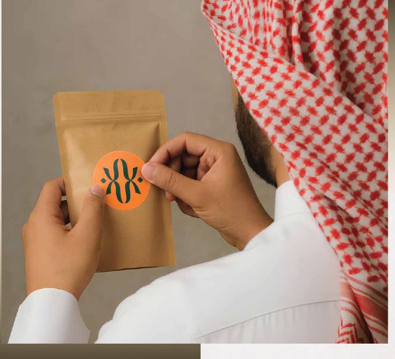 لصق استيكر مطبوع على كيس